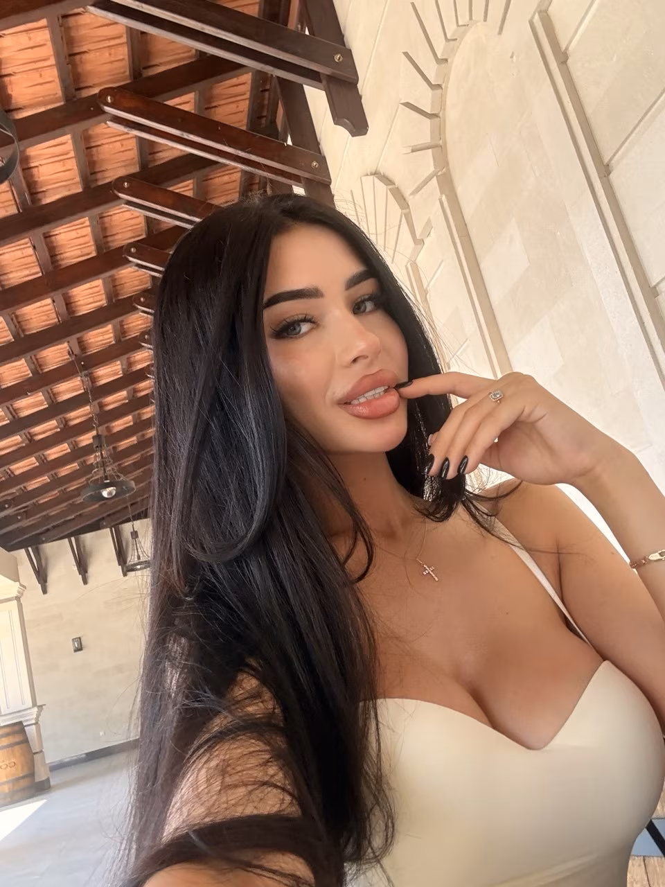 Daniela 24 Bucharest Romania I want to be your darling forever